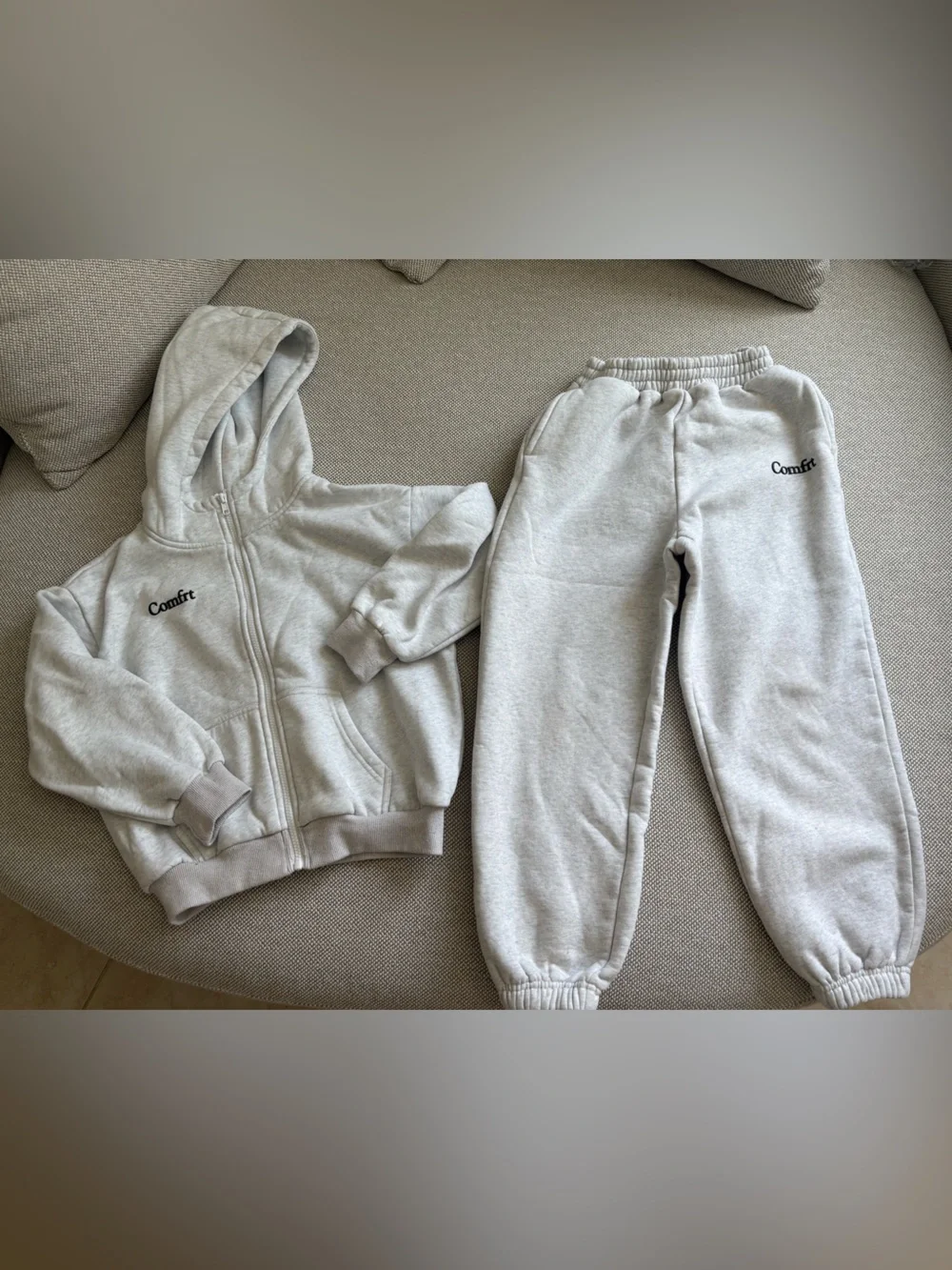 COMFRT Kids Light Gray Hoodie & Sweatpants Matching Set - SIZE M